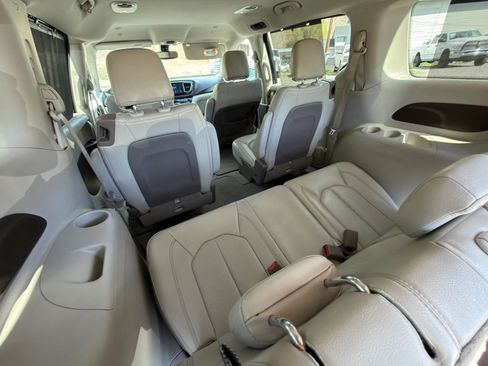 Used 2020 Chrysler Pacifica Touring-L FWD image 18