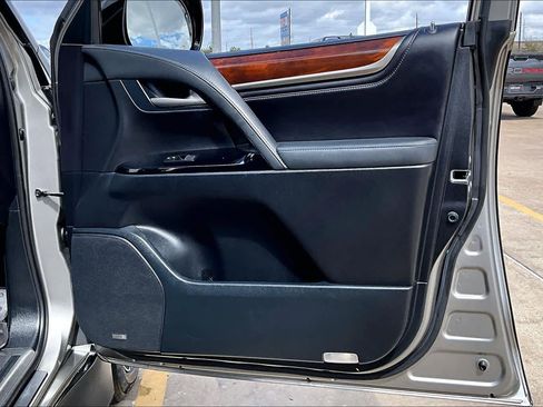 Used 2019 Lexus LX 570 w/ Luxury Package image 23
