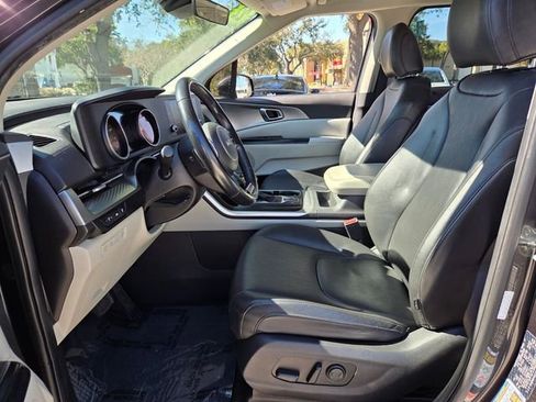 Used 2022 Kia Carnival LX image 11