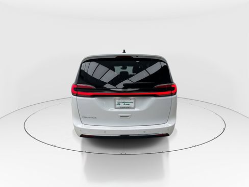 Used 2023 Chrysler Pacifica Touring-L image 7