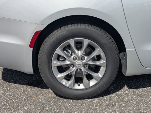 New 2026 Chrysler Pacifica Limited image 10