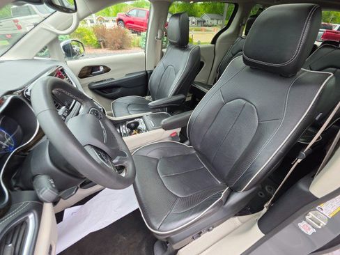Used 2023 Chrysler Pacifica Limited FWD image 33
