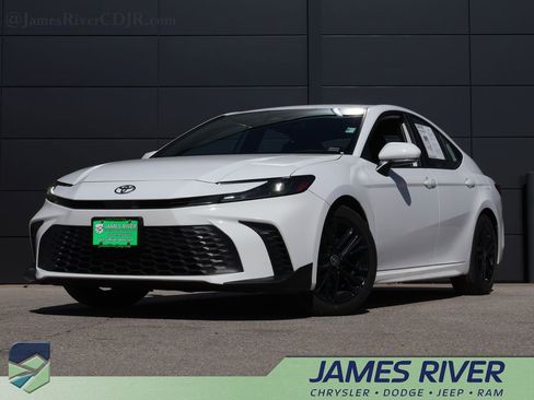 Used 2025 Toyota Camry SE image 1