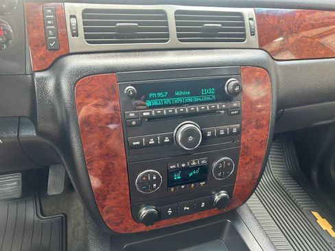 Used 2013 Chevrolet Avalanche LT image 26