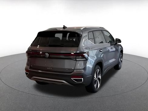 Used 2026 Volkswagen Taos SE AWD/4WD image 9