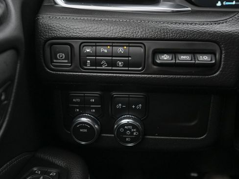 Used 2023 GMC Yukon XL Denali image 38