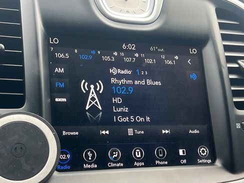 Used 2019 Chrysler 300 Touring RWD image 17