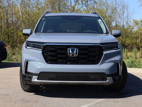 New 2025 Honda Pilot Touring image 2