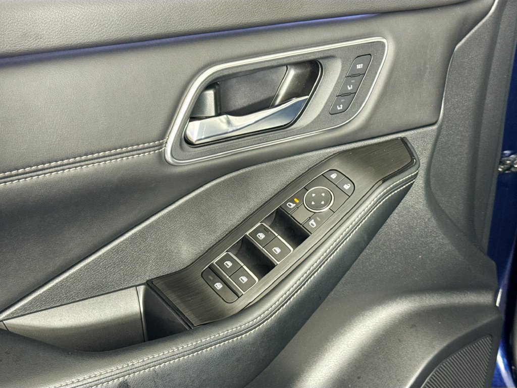 Used 2024 Nissan Rogue Platinum FWD image 23