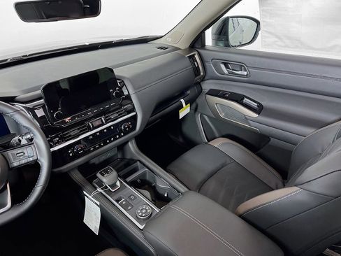 Used 2025 Nissan Pathfinder Platinum AWD/4WD image 22