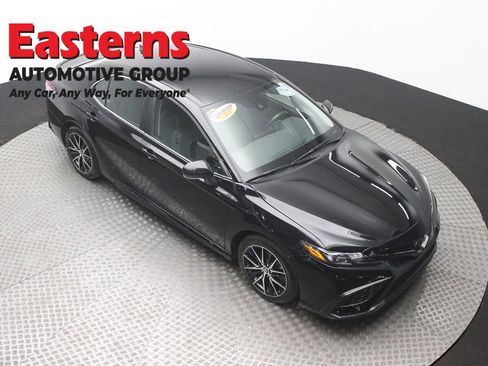 Used 2024 Toyota Camry SE image 3