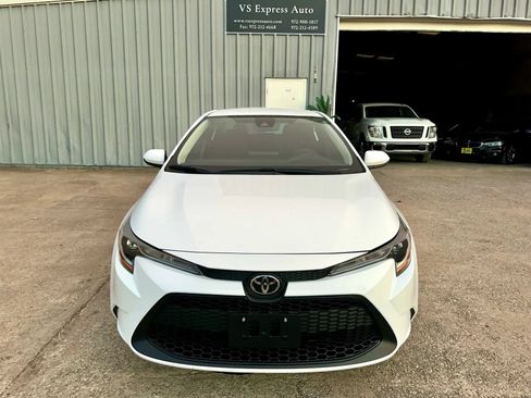 Used 2022 Toyota Corolla LE FWD image 2