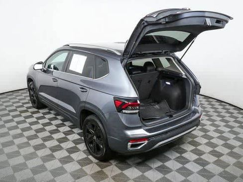 Certified 2025 Volkswagen Taos SE w/ Black Wheel Package FWD image 28