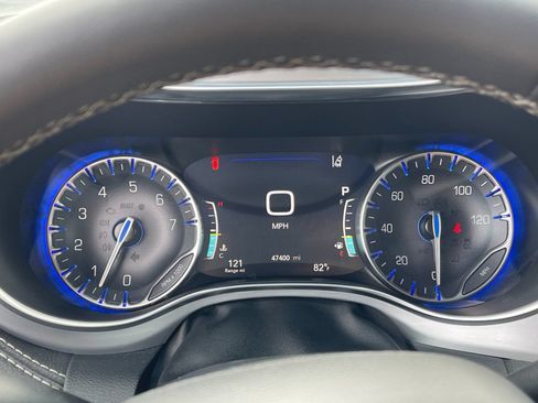 Used 2025 Chrysler Pacifica Limited FWD image 30