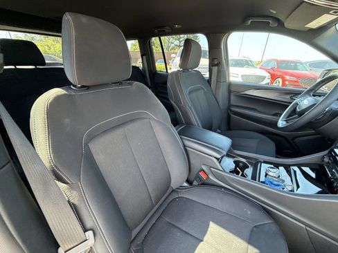 Used 2025 Jeep Grand Cherokee Laredo AWD/4WD image 29