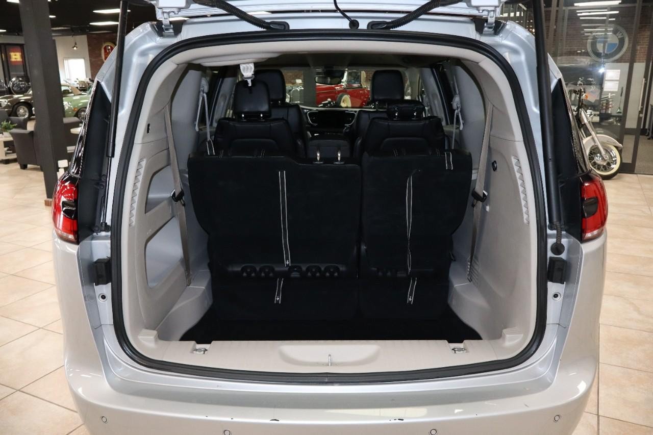 Used 2024 Chrysler Pacifica Touring-L FWD image 5