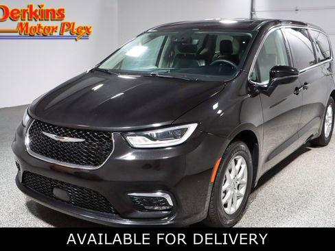 Used 2023 Chrysler Pacifica Touring-L FWD image 1
