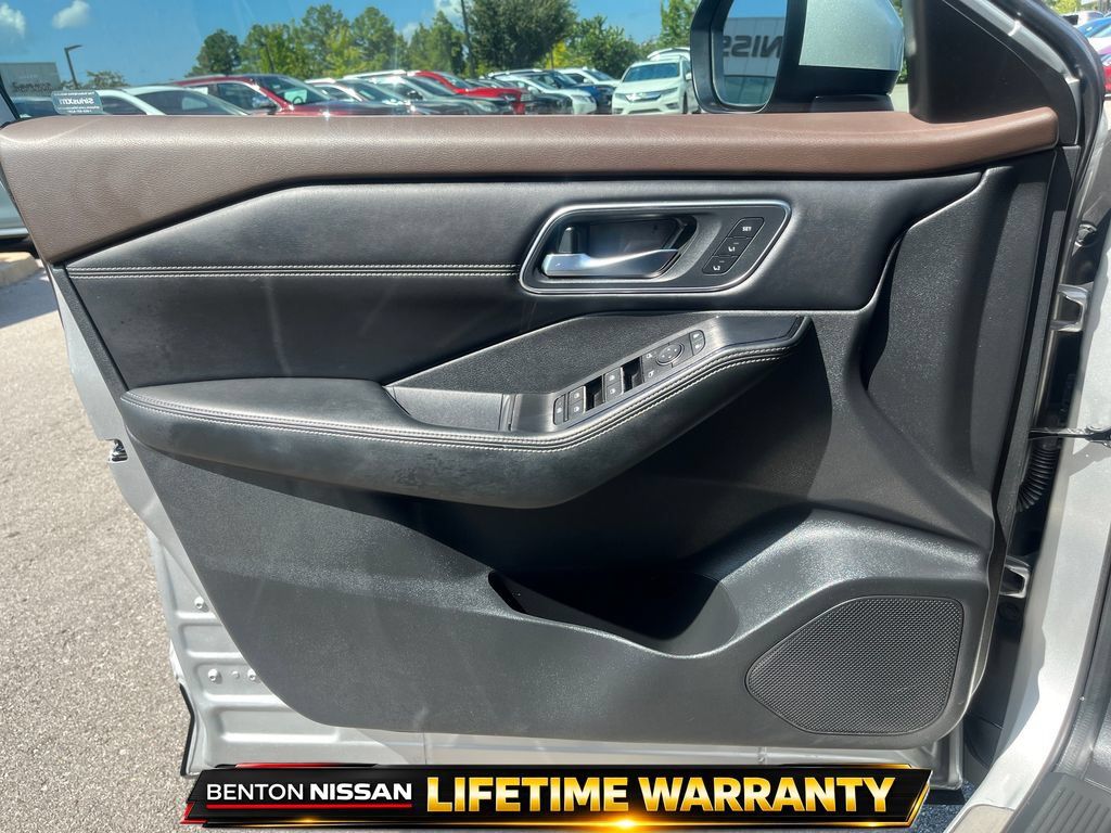Used 2023 Nissan Rogue Platinum w/ Platinum Premium Package FWD image 13