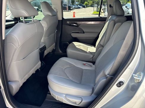Used 2025 Toyota RAV4 LE AWD/4WD image 10