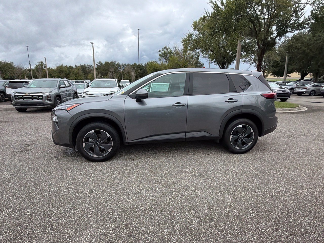 Used 2025 Nissan Rogue SV FWD image 2
