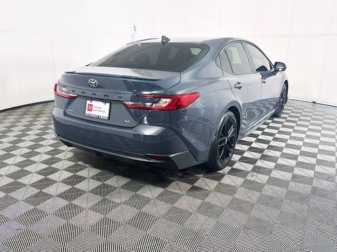 Used 2025 Toyota Camry SE FWD image 3