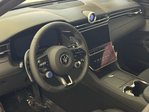 New 2025 Maserati Grecale GT image 7