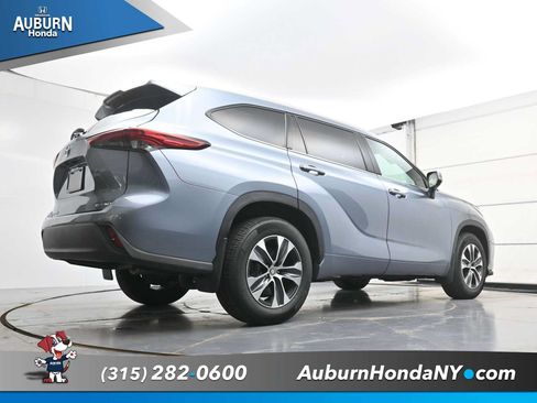 Used 2022 Toyota Highlander XLE AWD/4WD image 26