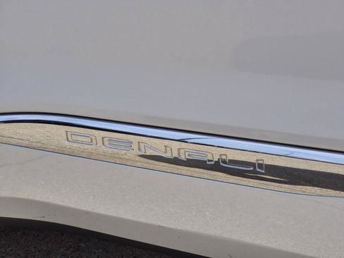 Used 2023 GMC Acadia Denali w/ Denali Ultimate Package AWD/4WD image 10