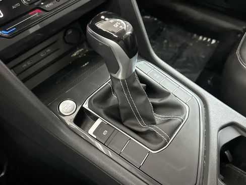 Certified 2022 Volkswagen Tiguan SE FWD image 20
