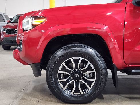 Used 2022 Toyota Tacoma TRD Sport w/ Technology Package image 5