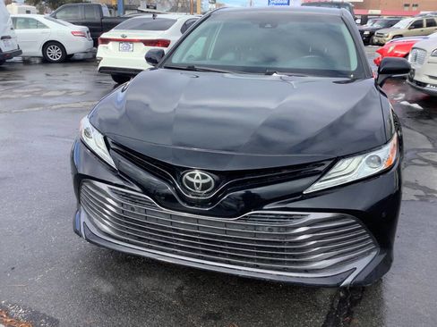 Used 2018 Toyota Camry XLE image 5