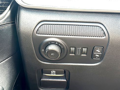 Used 2024 Jeep Wagoneer L Series II w/ Flexible Seating Group RWD image 36