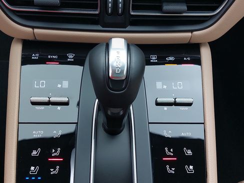 Certified 2026 Porsche Macan AWD/4WD image 23