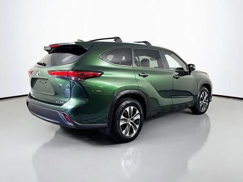 Used 2023 Toyota Highlander XLE AWD/4WD image 8