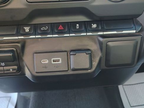 Used 2021 Chevrolet Silverado 2500 Custom w/ Custom Value Package image 16