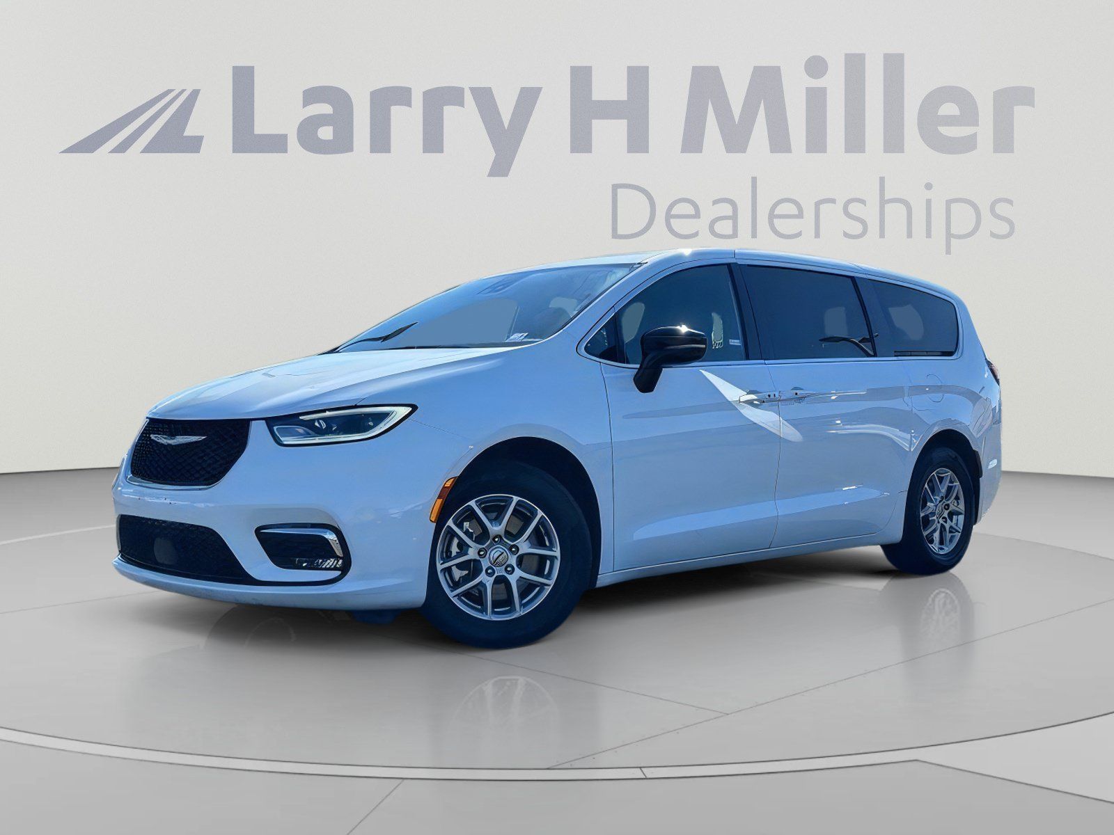 Used 2025 Chrysler Pacifica Select FWD image 1