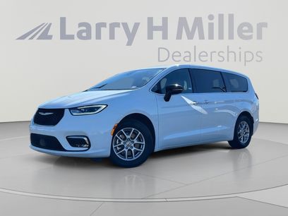 Used 2025 Chrysler Pacifica Select