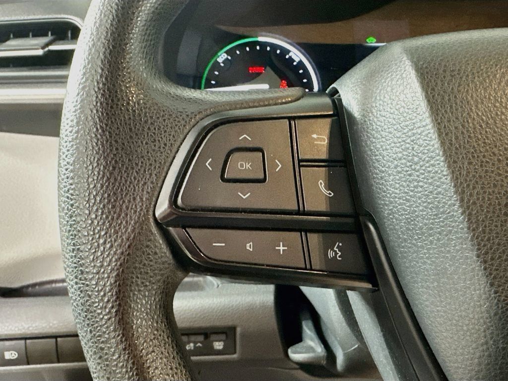 Used 2024 Toyota Sienna LE FWD image 25