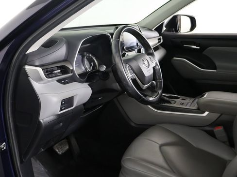 Used 2022 Toyota Highlander XLE image 25