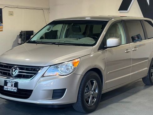Used 2009 Volkswagen Routan SE image 1