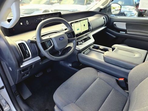 Used 2025 Ford Expedition Active image 19