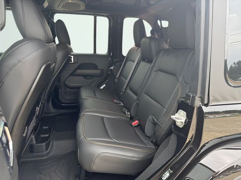 Used 2025 Jeep Wrangler Unlimited Sahara AWD/4WD image 13