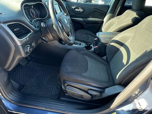 Used 2019 Jeep Cherokee Latitude w/ Cold Weather Group image 13