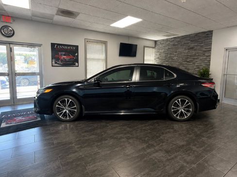 Used 2018 Toyota Camry SE FWD image 6
