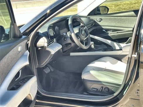 Used 2024 Hyundai Elantra Limited image 3