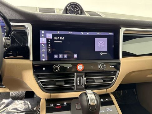 Certified 2022 Porsche Macan AWD/4WD image 27