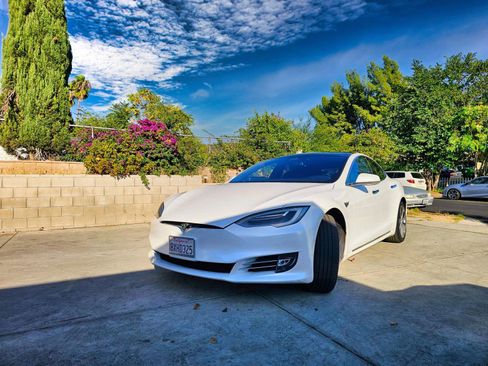 Used 2021 Tesla Model S Long Range Plus image 2
