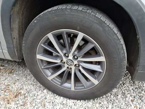 Used 2017 Toyota Highlander XLE image 6