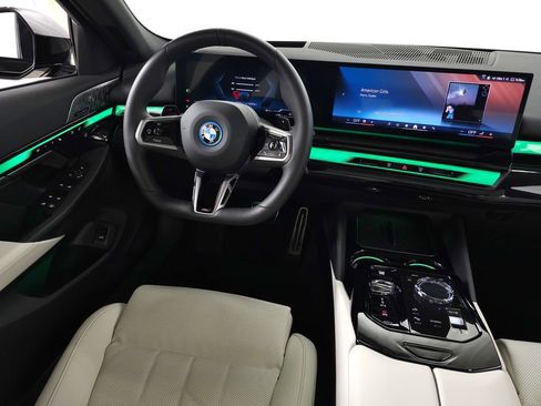 Used 2025 BMW 550e xDrive w/ Executive Package image 19