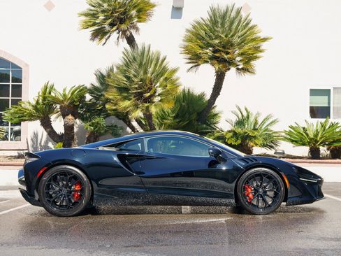 Used 2025 McLaren Artura image 23
